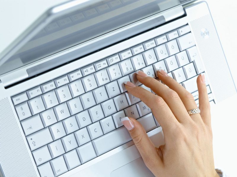 指輪とパソコン作業（横）