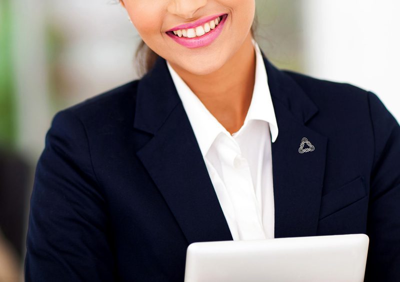 スーツにブローチをつけた画像