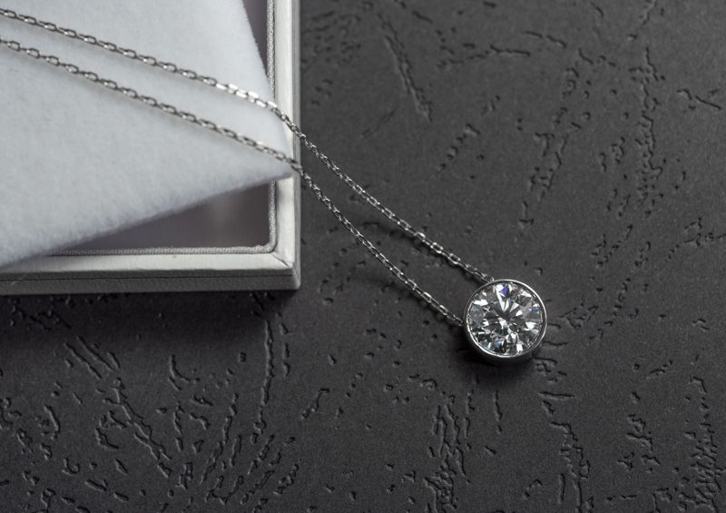 1粒ダイヤモンドネックレス