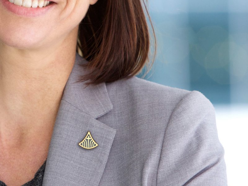 テーラードスーツ＋タックピンブローチ