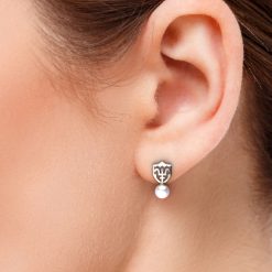 essentia パールピアス（花） 着用画像