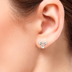 praeesse 逆三角形ピアス 着用画像